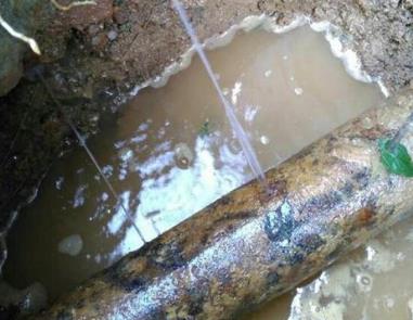 攸县楼顶渗水维修公司分享下地暖漏水的原因及检测方法。